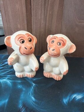 Salt and pepper shakers cream  and Peach Ceramic hugging Monkeys